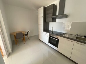 Kühlschrank, Ofen, Herdplatte, Wasserkocher mit Kaffee-/Teezubehör