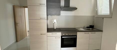 Fridge, oven, stovetop, coffee/tea maker