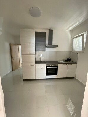 Kühlschrank, Ofen, Herdplatte, Wasserkocher mit Kaffee-/Teezubehör