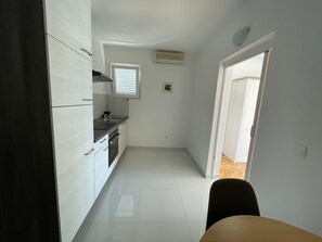 Fridge, oven, stovetop, coffee/tea maker - Apartments Roko- One bedroom apartment with balcony and sea view (A3) (Sveti Filip i Jakov)