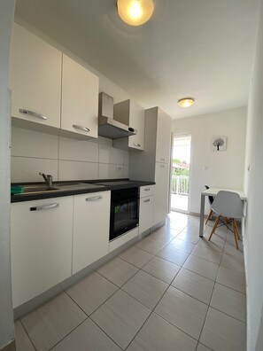 Kühlschrank, Mikrowelle, Herdplatte, Wasserkocher mit Kaffee-/Teezubehör