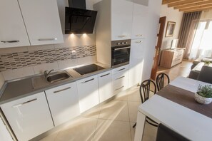 ثلاجة، فرن، موقد طهي مسطح، غسالة أطباق