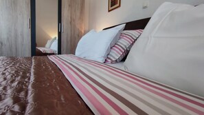 2 habitaciones, tabla de planchar con plancha, wifi y ropa de cama 