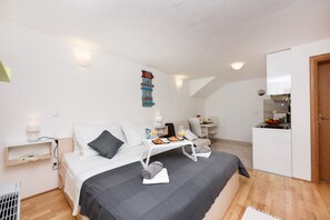 1 bedroom, iron/ironing board, internet, bed sheets