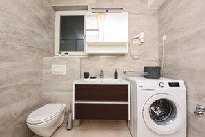 Een douche, een haardroger, handdoeken