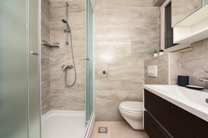 Een douche, een haardroger, handdoeken