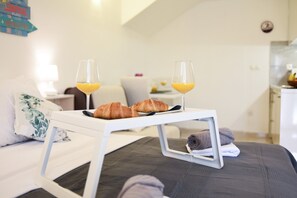 1 slaapkamer, een strijkplank/strijkijzer, internet, beddengoed