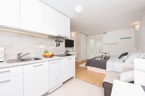 Kühlschrank, Mikrowelle, Herdplatte, Geschirrspüler