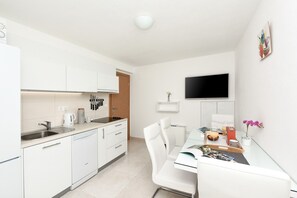 Fridge, microwave, stovetop, dishwasher - San Pedro Two bedroom apartment with sea view balcony (A2) (Sv. Petar na Moru)