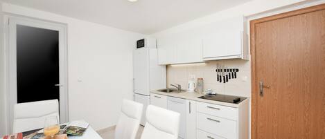 Fridge, microwave, stovetop, dishwasher