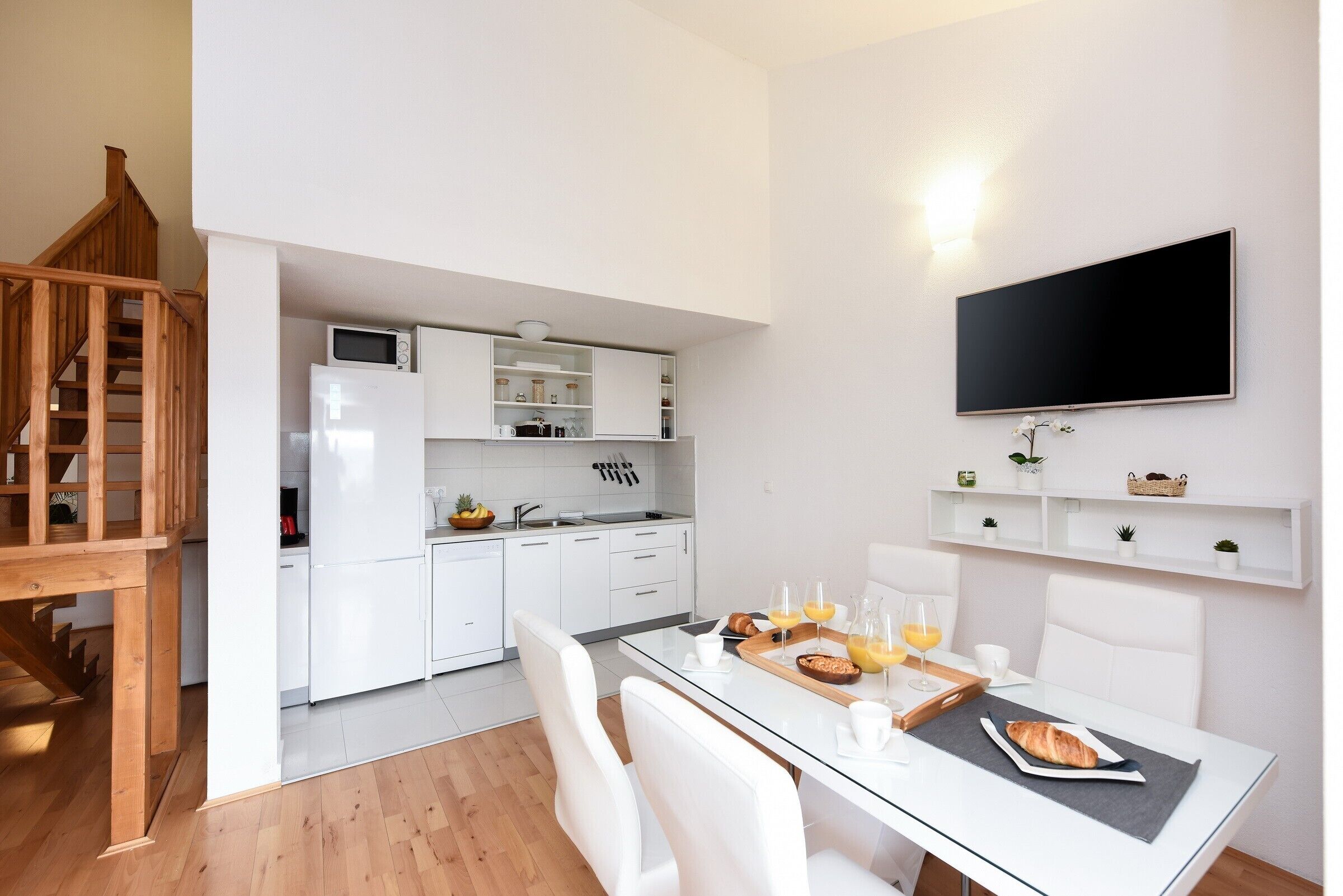 Fridge, microwave, stovetop, dishwasher