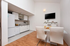 Réfrigérateur, micro-ondes, plaque de cuisson, lave-vaisselle