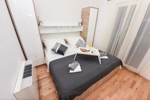 2 habitaciones, tabla de planchar con plancha, wifi y ropa de cama 