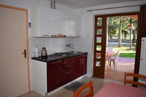 Kühlschrank, Mikrowelle, Kochgeschirr/Geschirr/Besteck