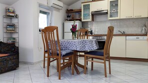 Réfrigérateur, un four, surface de cuisson, lave-vaisselle