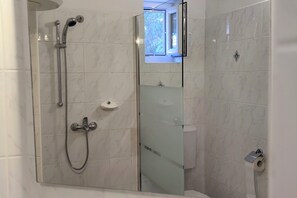 Een douche, een haardroger, handdoeken
