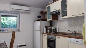 Réfrigérateur, un four, surface de cuisson, lave-vaisselle