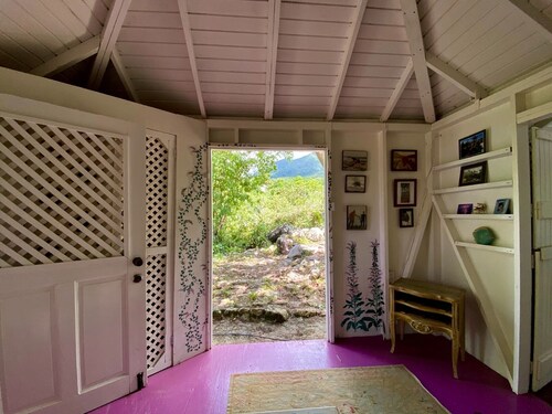 West Indian style cottage, romantic and 5 minute drive to beach