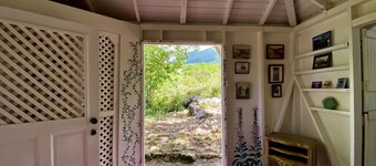 West Indian style cottage, romantic and 5 minute drive to beach