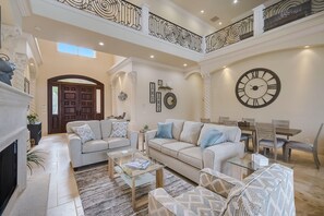 TV connectée, cheminée, jeux vidéo, lecteur de DVD