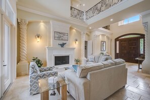 TV connectée, cheminée, jeux vidéo, lecteur de DVD