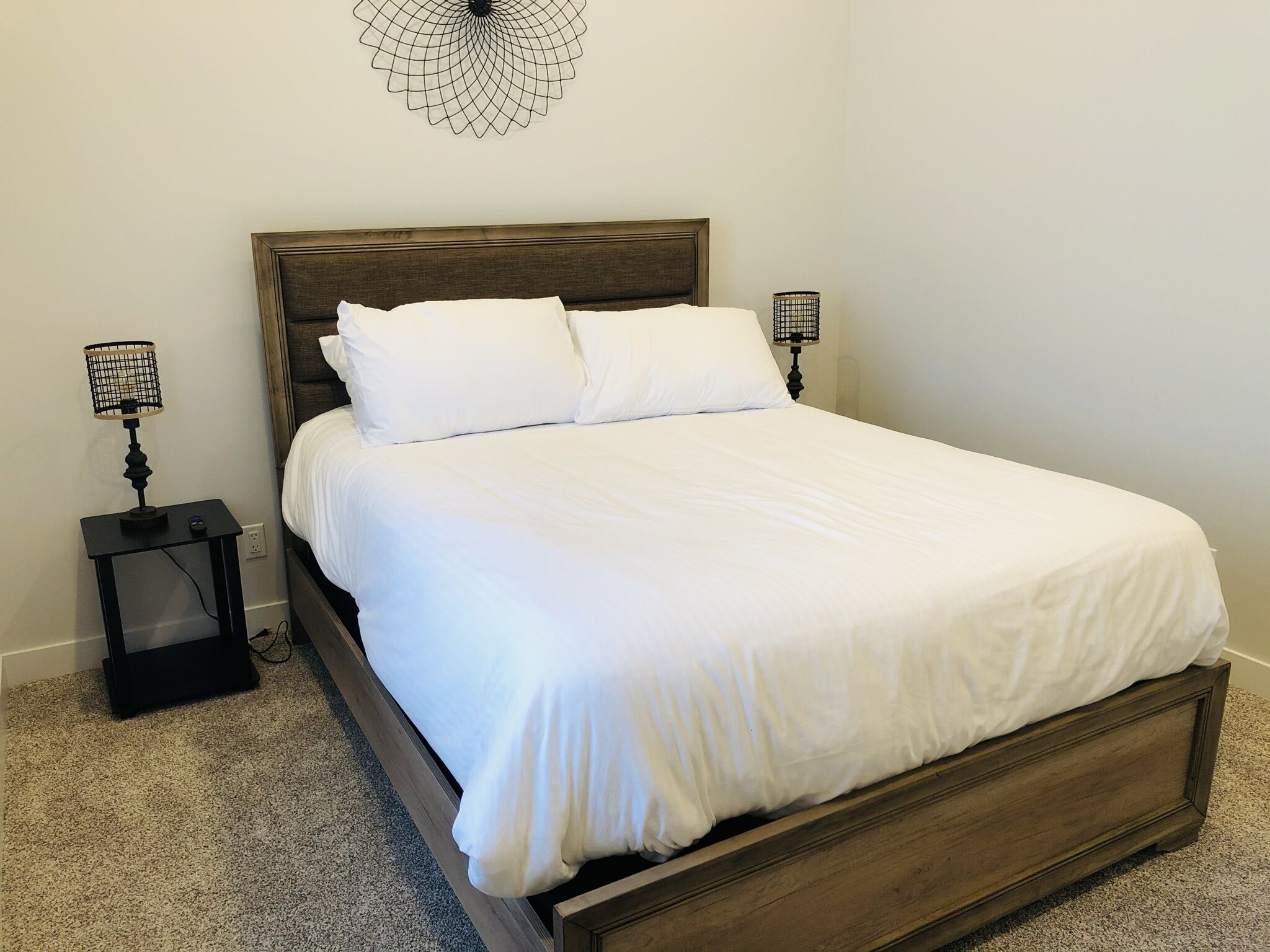 2 habitaciones, escritorio y tabla de planchar con plancha 