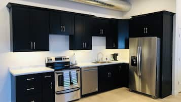 Frigorífico, microondas, horno y placa de cocina