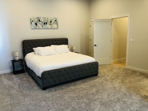 2 Schlafzimmer, Schreibtisch, Bügeleisen/Bügelbrett, Reisekinderbett