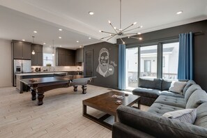 TV, ping pong - The Mural House: 11 BED Group HQ | Near The Gulch (Nashville)