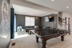 TV, mesa de pingue-pongue