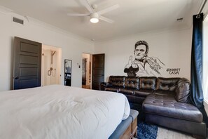Desk, iron/ironing board, travel cot, WiFi - The Mural House: 11 BED Group HQ | Near The Gulch (Nashville)