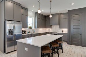 Fridge, microwave, oven, stovetop - The Mural House: 11 BED Group HQ | Near The Gulch (Nashville)