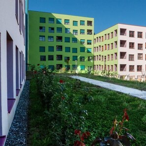 Property grounds - Cozy Apt in Colorful Complex Wifi/Ac/Netflix (tirana)