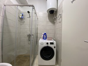 Dusch, hårtork, bidé och handdukar