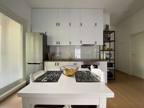 Fridge, microwave, oven, stovetop - Cozy Apt in Colorful Complex Wifi/Ac/Netflix (tirana)