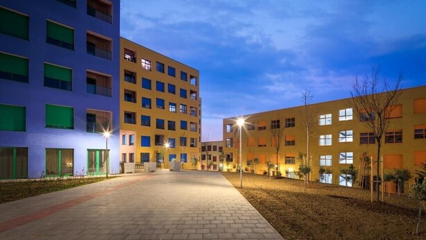 Un edificio de varios pisos con un patio interior.