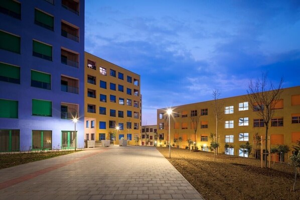 Exterior - Cozy Apt in Colorful Complex Wifi/Ac/Netflix (tirana)