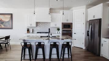 Een koelkast, een magnetron, een oven, een kookplaat