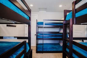 4 bedrooms, iron/ironing board, travel crib, WiFi - Suite With A View | Private Hot Tub (Washington)