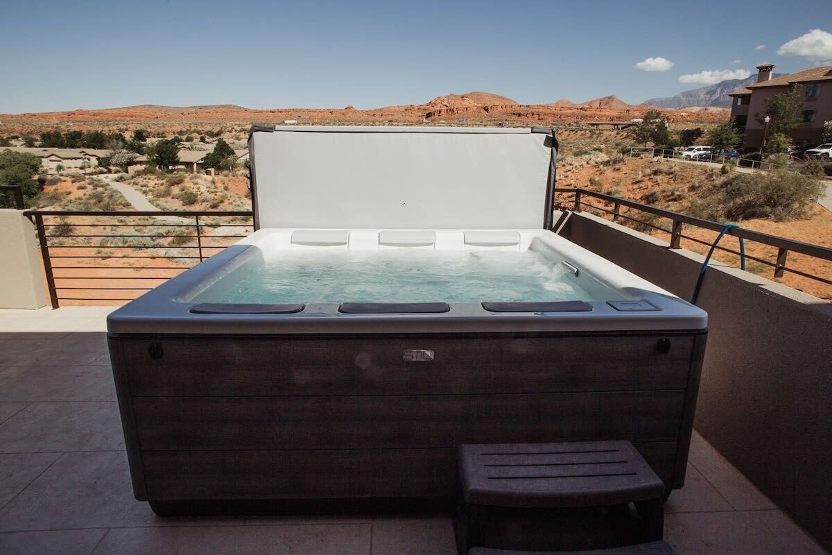Un jacuzzi con vista a un paisaje desértico.