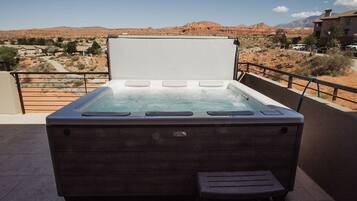 Un jacuzzi con vista a un paisaje desértico.