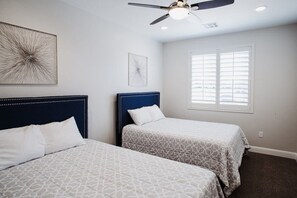 4 bedrooms, iron/ironing board, travel crib, WiFi - Suite With A View | Private Hot Tub (Washington)