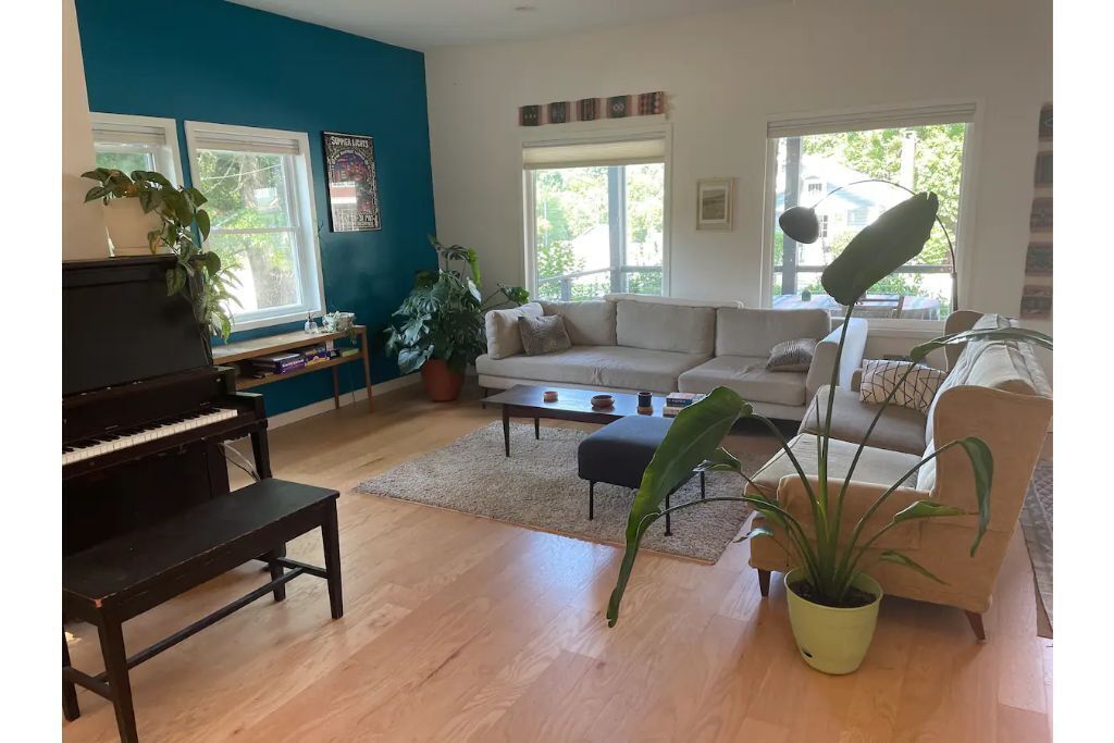 Warm, 3-bedroom home near downtown. Natural light!