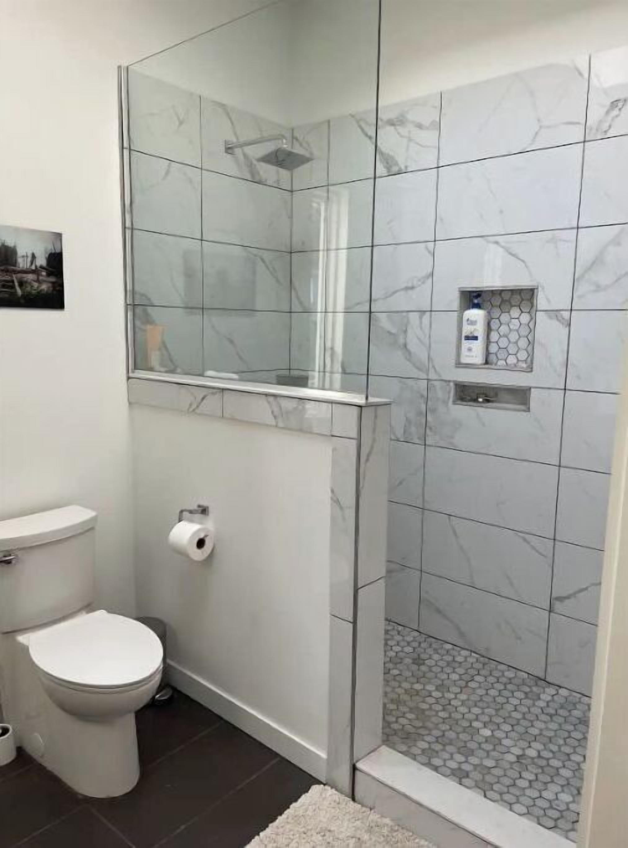 Towels, shampoo, toilet paper