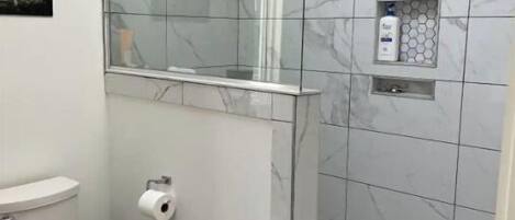 Towels, shampoo, toilet paper