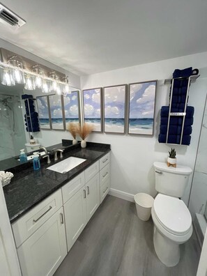Combined shower/bathtub, hair dryer, towels - GV 5223 Golf Course View Condo-Paradise Vacation Rental in Ocean Village (Fort Pierce)