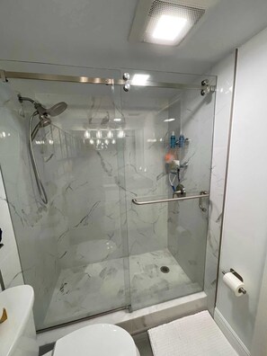 Combined shower/bathtub, hair dryer, towels - GV 5223 Golf Course View Condo-Paradise Vacation Rental in Ocean Village (Fort Pierce)