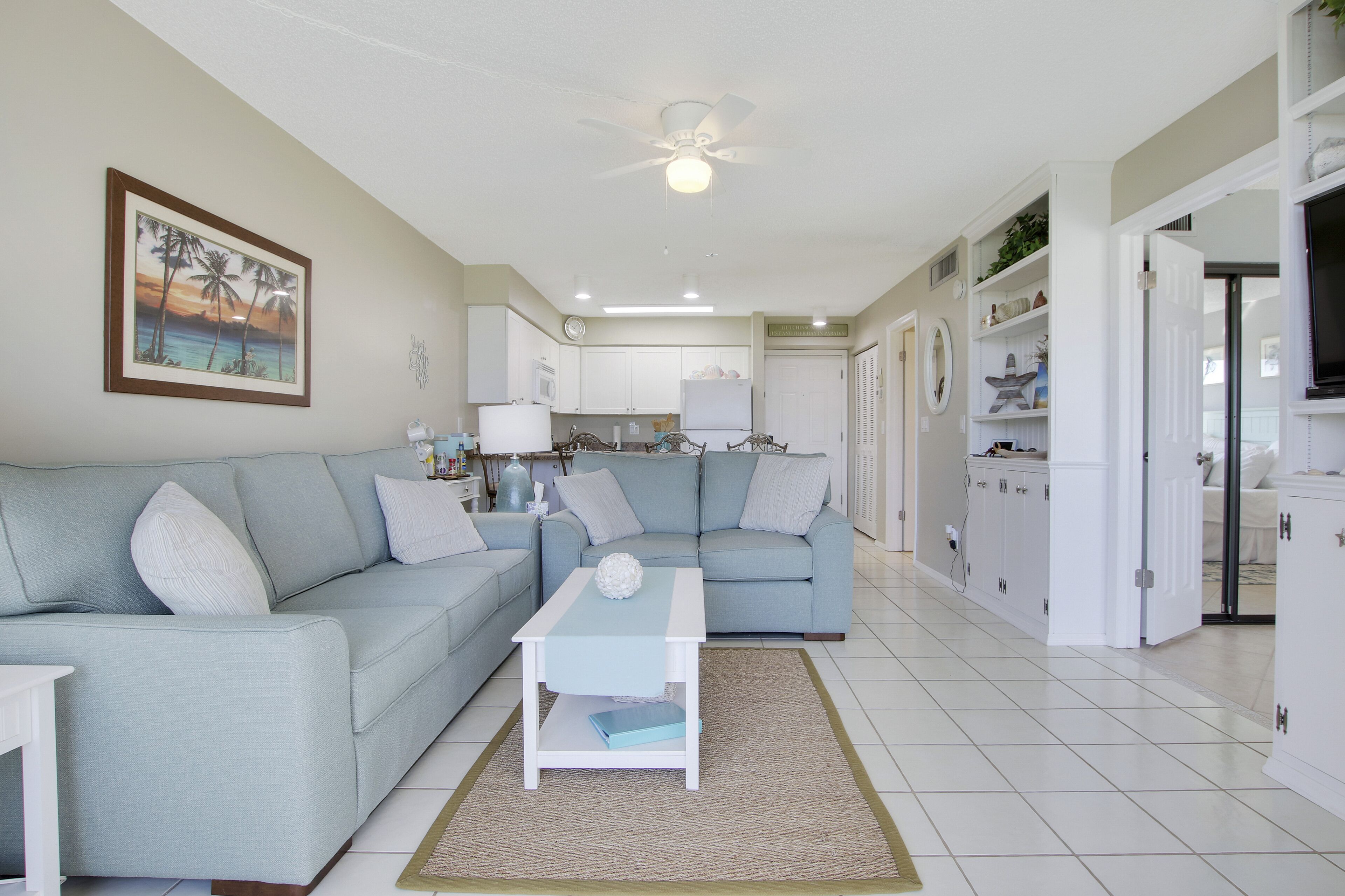 تلفزيون بشاشة مسطحة