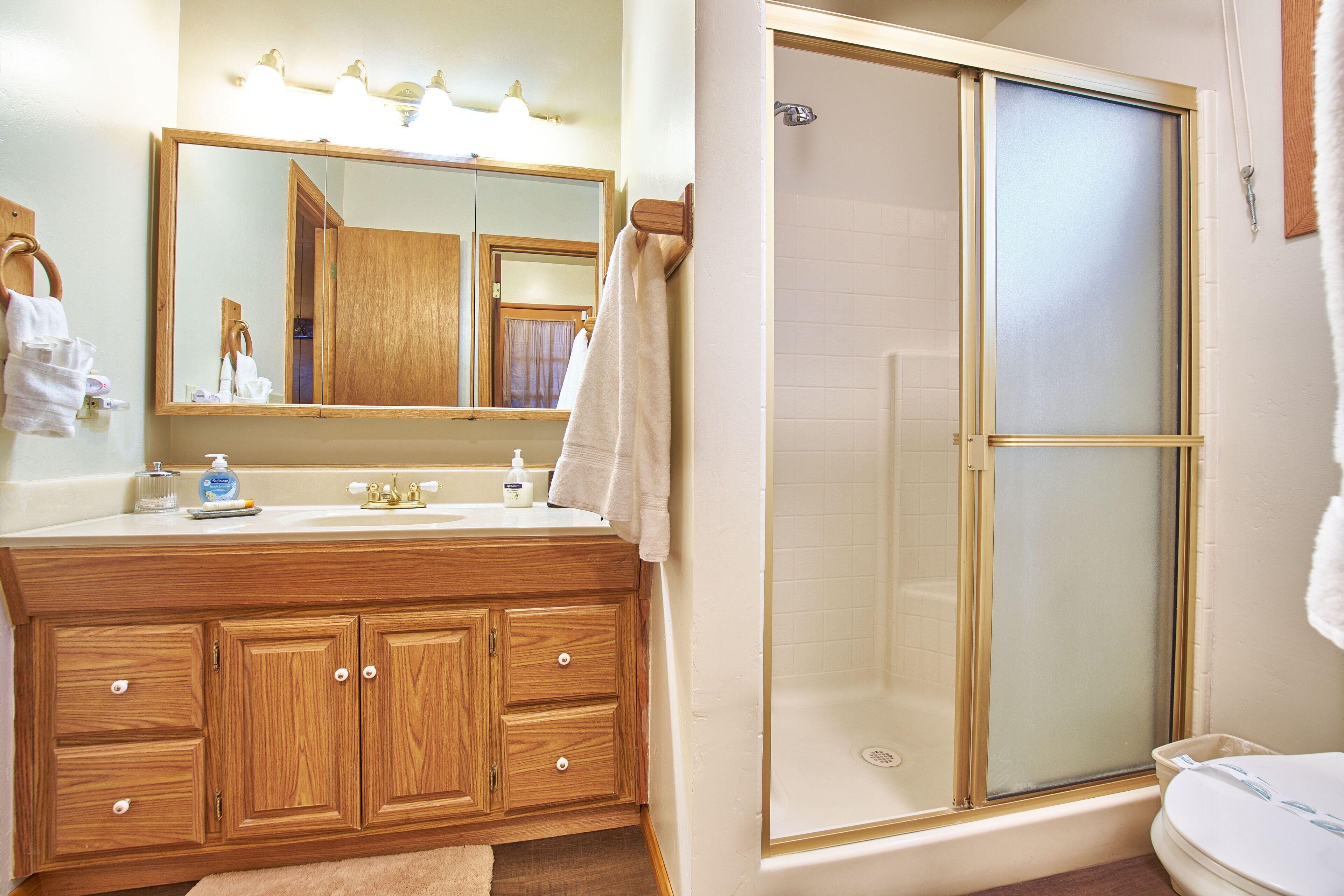 "Chippy's Chalet"  Charming 2b/2b walk to forest, pets ok.