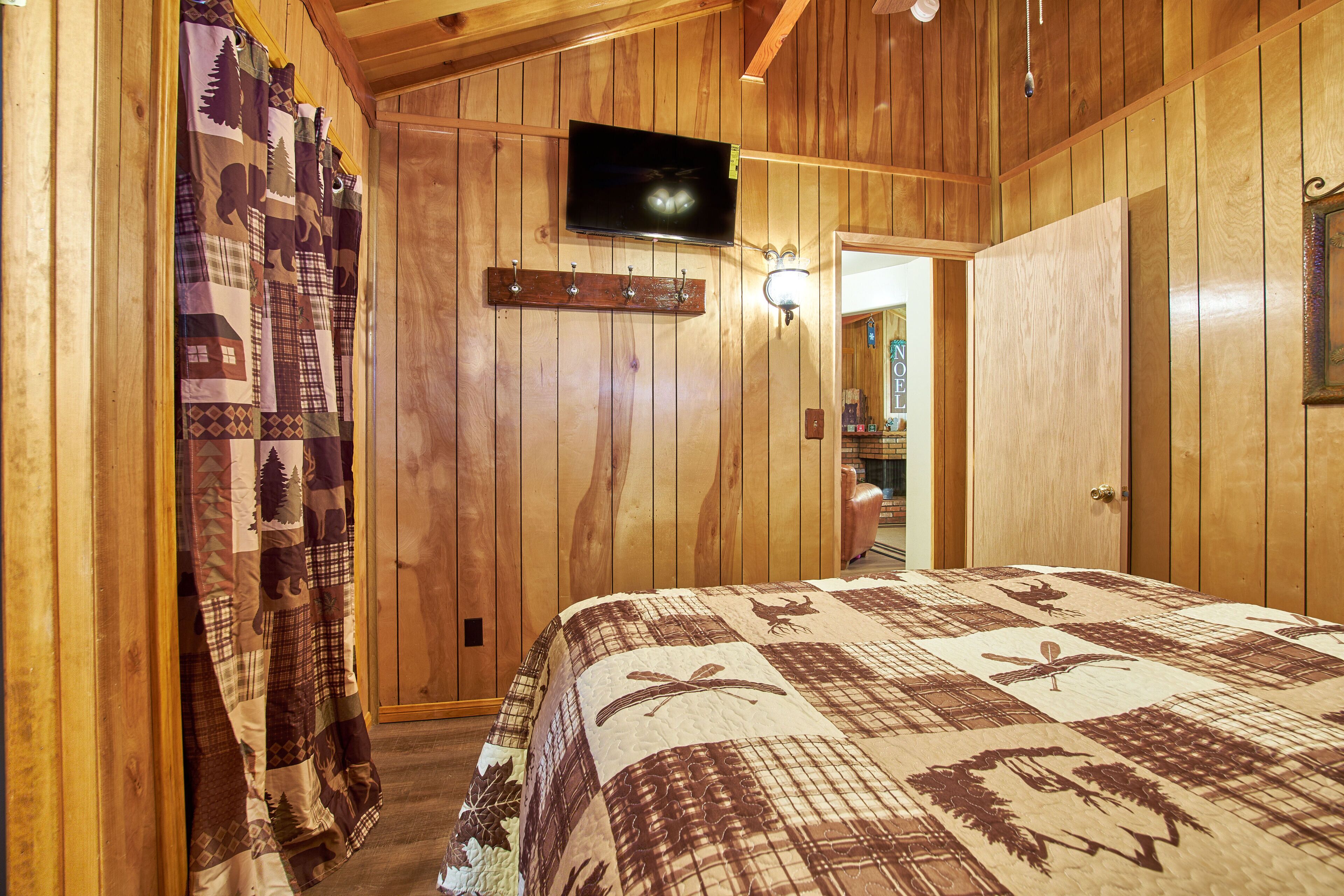 "Chippy's Chalet"  Charming 2b/2b walk to forest, pets ok.